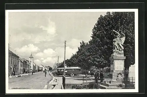 AK Neusiedl am See, Strassenpartie mit Denkmal und Omnibus