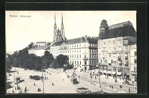 AK Brünn, Wilsonplatz mit Geschäften und Strassenbahn