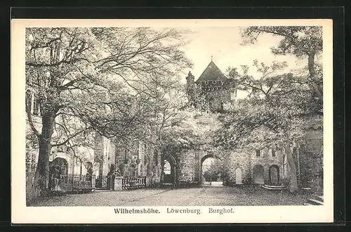 AK Kassel-Wilhelmshöhe, auf dem Burghof der Löwenburg