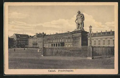 AK Kassel, Friedrichsplatz, vor dem Denkmal Friedrich des II.