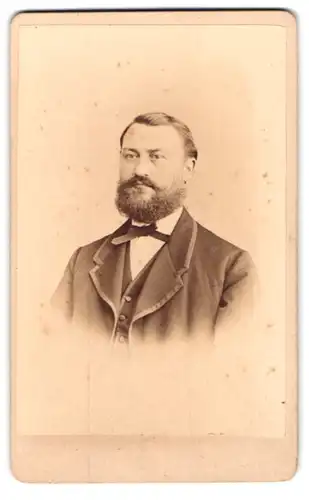 Fotografie Wilhelm Ernst, Hannover, Angerstr. 13a, Portrait charmanter Herr mit Vollbart im Jackett