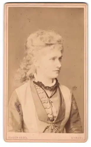 Fotografie Eugen Kegel, Cassel, Gr. Rosenstr. 5, Portrait blonde Schönheit mit Halskette am gerüschten Blusenkragen