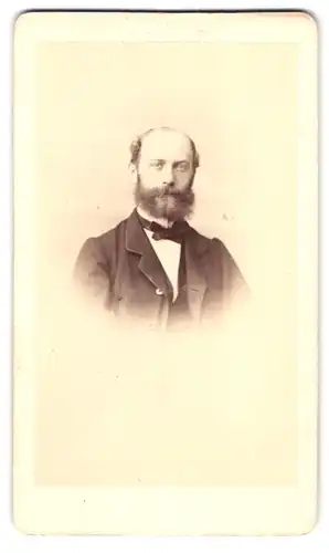 Fotografie L. Wagner, Karlsruhe, Hirschstr. 36, Portrait stattlicher Herr mit Vollbart im Jackett