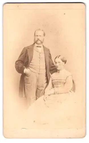 Fotografie W. Hoeffert, Dresden, Marienstr. 10, Portrait eines elegant gekleideten Paares