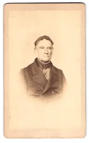 Fotografie G. Kegel, Cassel, Köllnische Str. 302, Portrait betagter Herr im eleganten Anzug