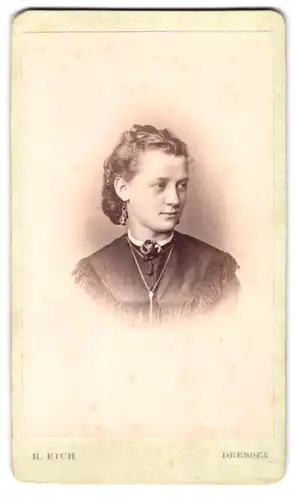 Fotografie R. Eich, Dresden, Pragerstrasse 38, Portrait bildschönes Fräulein mit Ohr- und Halsschmuck