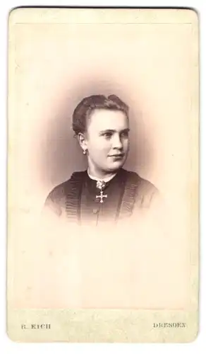 Fotografie R. Eich, Dresden, Pragerstr. 38, Portrait brünettes Fräulein mit Ohr- und Halsschmuck