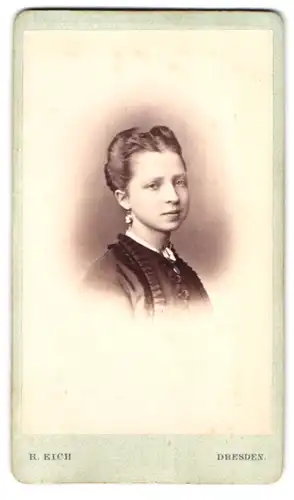 Fotografie R. Eich, Dresden, Pragerstr. 38, Portrait brünettes Fräulein mit elegantem Ohrschmuck