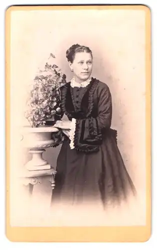 Fotografie A. Rossberg, Nossen, am Markt, Portrait bildschönes Fräulein im prachtvoll gerüschten Kleid