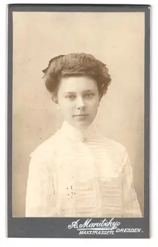 Fotografie A. Marutzky, Dresden, Maxstrasse 11, Portrait brünettes hübsches Mädchen in weisser gerüschter Bluse