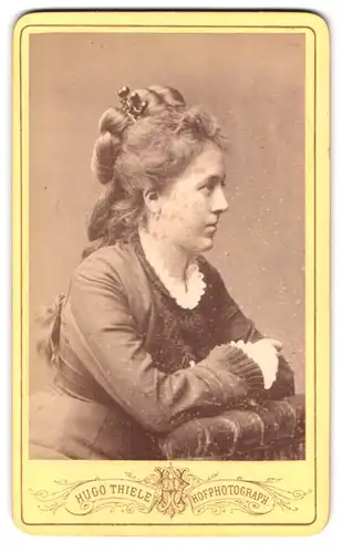 Fotografie Hugo Thiele, Dresden, Pragerstr. 31, Portrait bildschönes Fräulein mit Flechtzopf und eleganter Haarspange