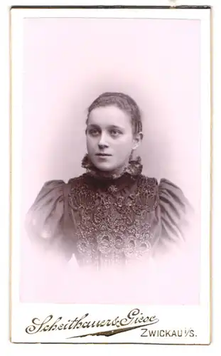 Fotografie Scheithauer & Giese, Zwickau i. Sa., Äuss. Plauensche Str. 24, Portrait bildschöne junge Frau im Kleid