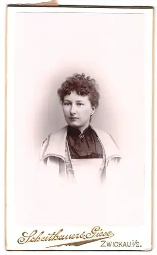 Fotografie Scheithauer & Giese, Zwickau i. Sa., Äuss. Plauensche Str. 24, Portrait dunkelhaarige Frau mit lockigem Haar