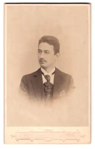 Fotografie Fischer & Ludwig, Leipzig, An der Pleisse 3, Portrait charmanter junger Mann in Krawatte und Jackett