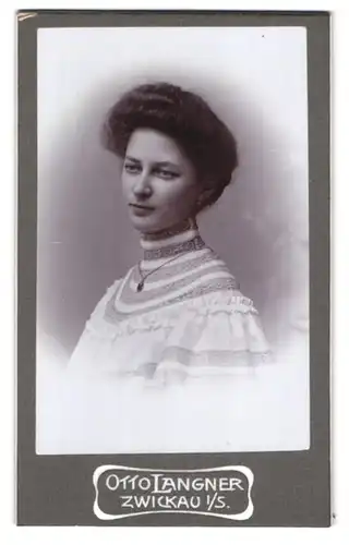 Fotografie Otto Langner, Zwickau i. Sa., Portrait dunkelhaarige Schönheit in weisser bestickter Bluse