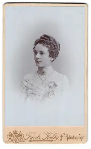 Fotografie Friedr. Kolby, Zwickau i. Sa., Äuss. Plauensche Str., Portrait schönes Fräulein in elegant besticktem Kleid