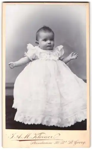 Fotografie J. A. M. Kleiner, Hamburg, Steindamm 50 /52, Portrait süsses Baby im weissen Taufkleidchen