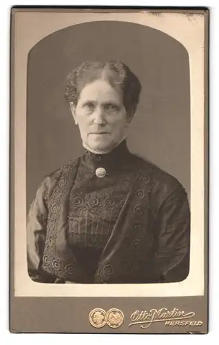 Fotografie Otto Martin, Bad Hersfeld, Portrait hübsche betagte Dame mit Brosche am Blusenkragen