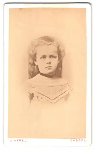 Fotografie J. Appel, Cassel, Gr. Friedrichsstr. 4, Portrait blondes hübsches Mädchen mit elegantem Halsschmuck