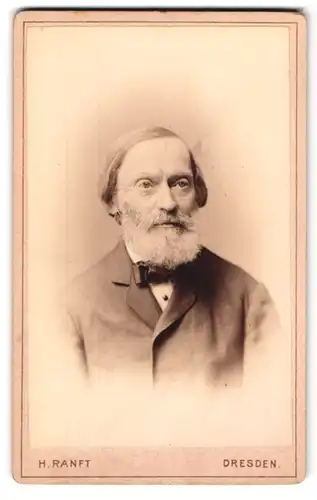 Fotografie H. Ranft, Dresden, Marienstr. 12, Portrait betagter Herr mit grauem Bart im Jackett