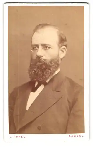 Fotografie J. Appel, Cassel, Gr. Friedrichstr.4, Portrait stattlicher Herr mit Vollbart und Brille