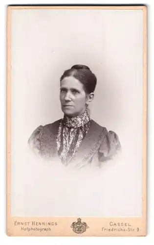 Fotografie Ernst Hennings, Cassel, Friedrichsstr. 9, Portrait dunkelhaarige Schönheit mit Dutt in bestickter Bluse