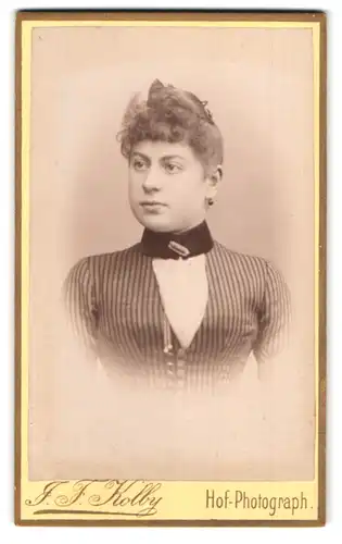 Fotografie J. F. Kolby, Zwickau i. Sa., Kaiser-Wilhelm-Platz 31, Portrait schönes Fräulein mit Dutt