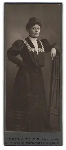 Fotografie Lorenz Meyer, München, Schellingstr. 74, Portrait dunkelhaarige Schönheit im prachtvollen Kleid
