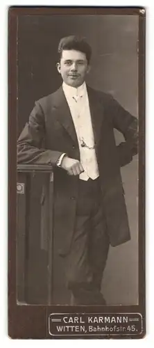 Fotografie Carl Karmann, Witten, Bahnhofstr. 45, Portrait charmanter junger Mann im eleganten Anzug