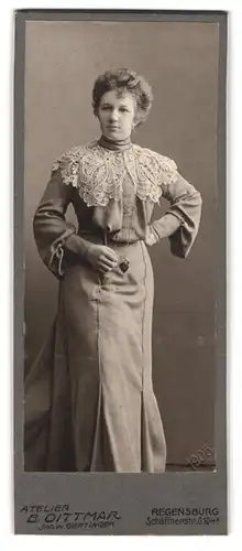 Fotografie B. Dittmar, Regensburg, Schäffnerstr. 104a, Portrait bildschöne junge Frau im elegant besticktem Kleid
