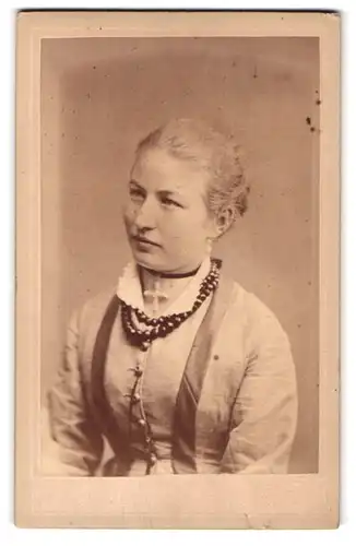 Fotografie August Ducrue, Landshut, Portrait bildschönes Fräulein mit Perlenhalskette