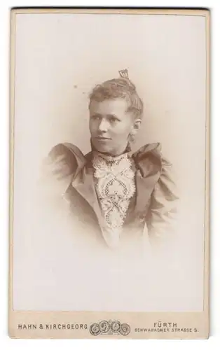 Fotografie Hahn & Kirchgeorg, Fürth, Schwabacher Str. 5, Portrait elegant gekleidete Frau mit Haarschmuck