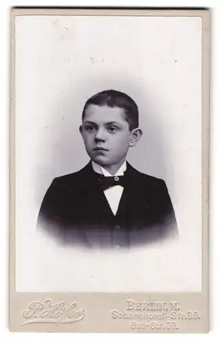 Fotografie P. Höfer, Berlin, Badstr. 39, Portrait dunkelhaariger Bube im eleganten Jackett