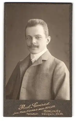 Fotografie Rud. Conrad, Berlin, Königstr. 34-36, Portrait charmanter junger Mann mit Schnurrbart