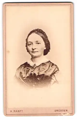 Fotografie H. Ranft, Dresden, Marienstr. 12, Portrait bildschöne Dame mit Haarnetz und Stickerei am Blusenkragen