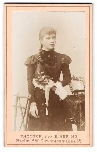 Fotografie E. Hering, Berlin, Zimmerstr. 55, Portrait blondes schönes Fräulein mit Flechtzopf