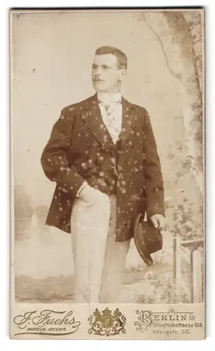 Fotografie J. Fuchs, Berlin, Friedrichstr. 108, Portrait stattlicher junger Mann mit Hut im eleganten Anzug