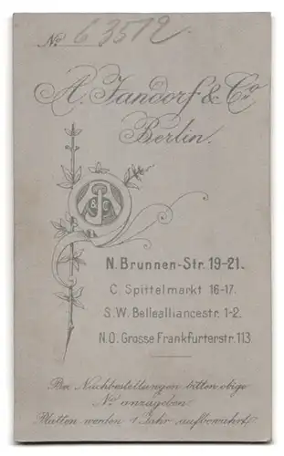 Fotografie A. Jandorf, Berlin, Brunnenstr. 19-21, Portrait brünette Schönheit in Bluse und Rock mit Blumenstrauss