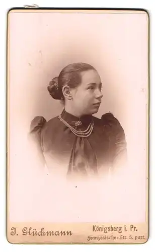 Fotografie J. Glückmann, Königsberg i. Pr., Französische Str. 5, Portrait brünette junge Frau mit Flechtdutt