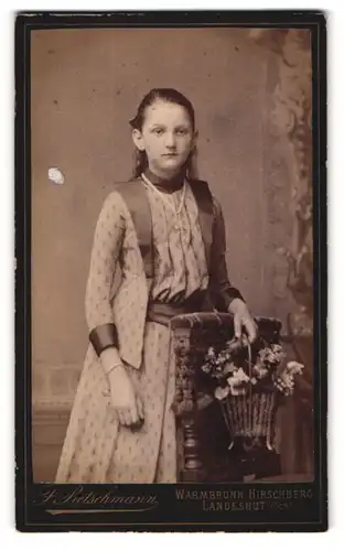 Fotografie F. Pietschmann, Warmbrunn, Portrait hübsches Mädchen hält einen Blumenkorb in der Hand