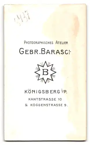 Fotografie Gebr. Barasch, Königsberg i. Pr., Kantstr. 10, Portrait brünette junge Schönheit mit Brosche am Blusenkragen