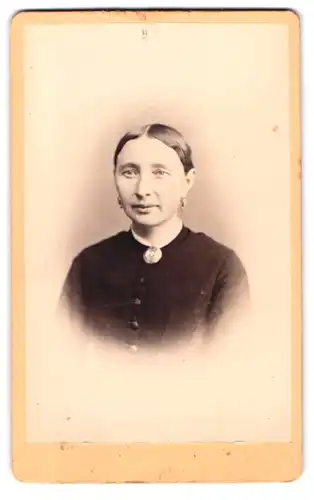 Fotografie W. Dalchow, Egeln, Portrait hübsche Dame mit zurückgebundenem Haar und elegantem Ohrschmuck