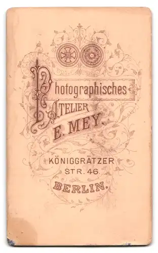 Fotografie E. Mey, Berlin, Königgrätzer Str. 46, Portrait einer elegant gekleideten Frau