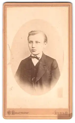 Fotografie W. Dalchow, Egeln, Portrait blonder Bube mit Fliege im Jackett