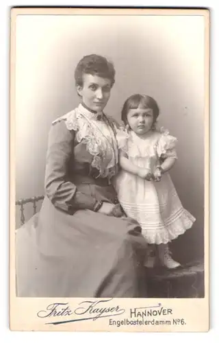 Fotografie Fritz Kayser, Hannover, Engelbostelerdamm 6, Portrait stolze Mutter mit süsser Tochter