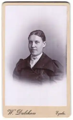 Fotografie W. Dalchow, Egeln, Portrait bezaubernde junge Frau mit Brosche am weissen Blusenkragen