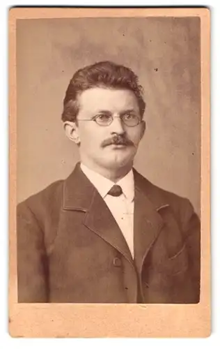 Fotografie Hermann Ramm, Potsdam, Brandenburgerstr. 7, Portrait charmanter junger Mann mit Brille