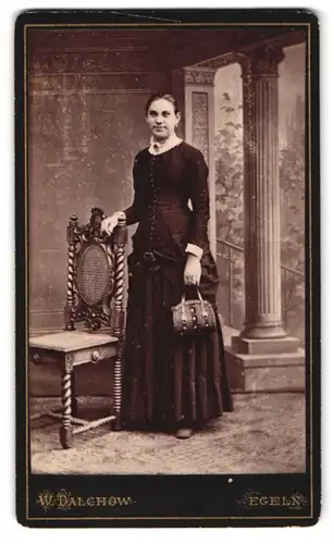 Fotografie W. Dalchow, Egeln, Portrait einer elegant gekleideten jungen Frau mit Handtasche