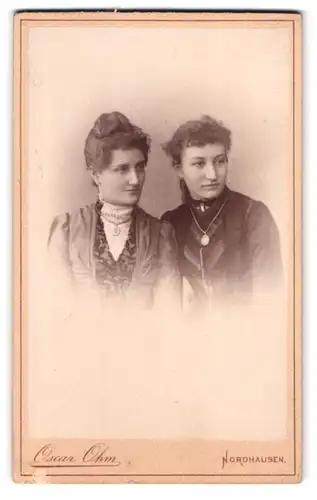 Fotografie Oscar Ohm, Nordhausen, Markt 27, Portrait zwei bildschöne Damen mit lockigen Haaren