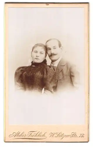 Fotografie Atelier Fröhlich, Berlin, W.-Lützow-Str. 73, Portrait eines elegant gekleideten Paares